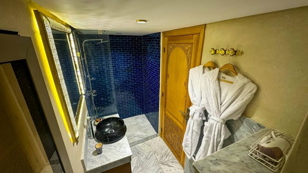 dar-magic-fes-blue-room-bathroom