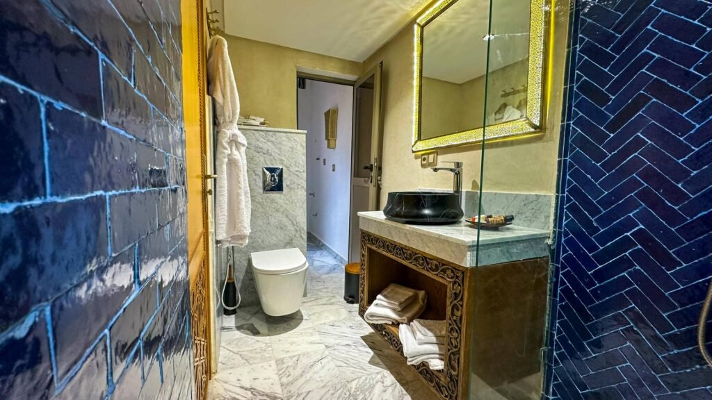 dar-magic-fes-blue-room-toilet