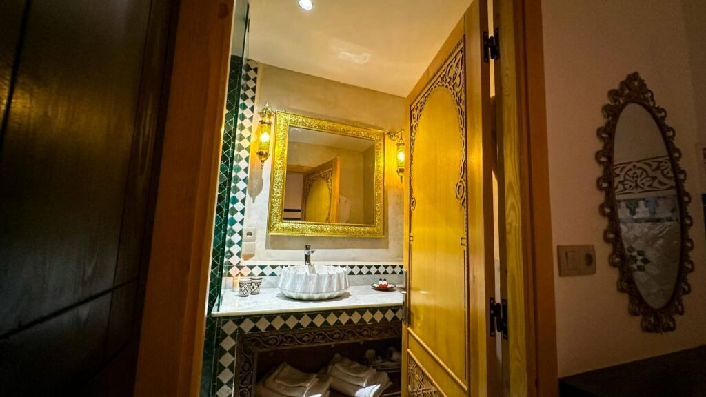 dar-magic-fes-canopy-room-bathroom-1