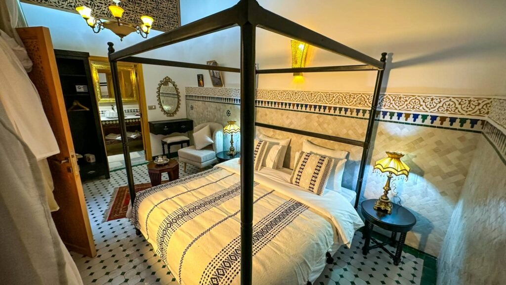 dar-magic-fes-canopy-room-bed