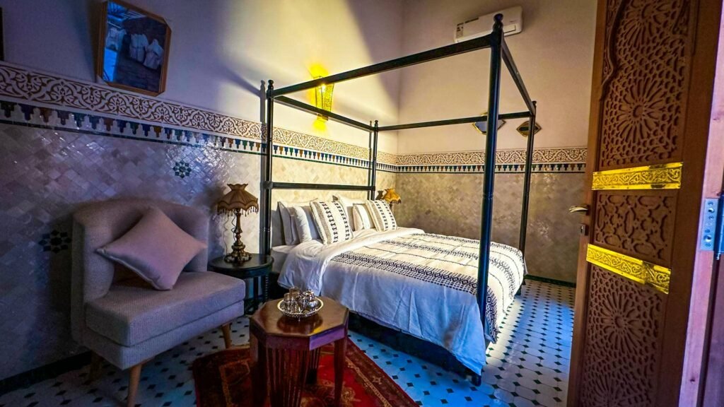 dar-magic-fes-canopy-room-seating-area